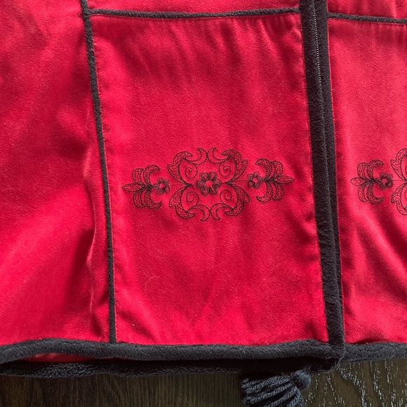 Tan Jay size 16 vest. Deep red with black details - Picture 3 of 3